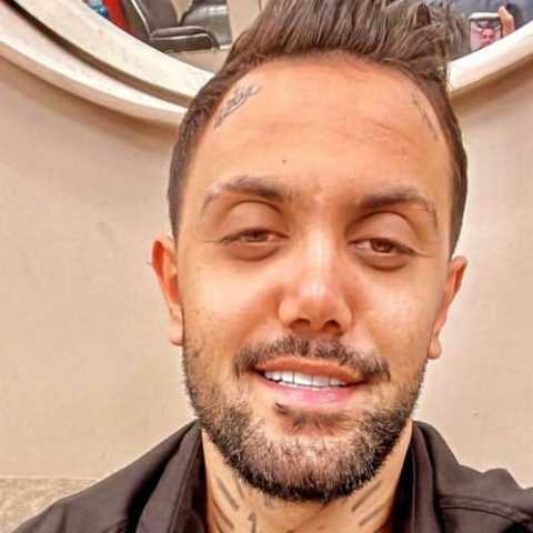 آهنگ علیرضا رحیم پور آرزو عطر روی پیرهن من